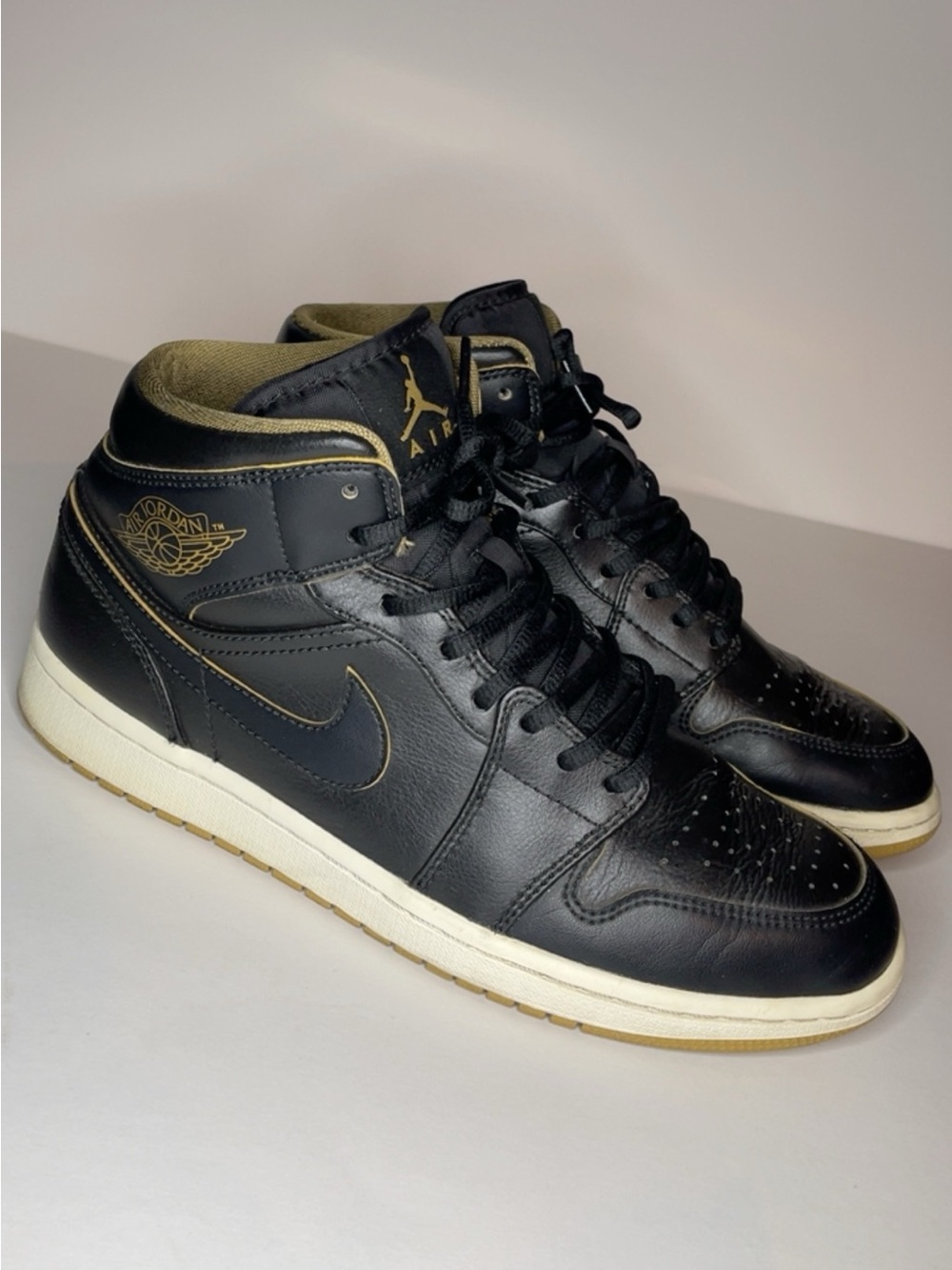 Nike Air Jordan 1 Mid Black Gold Men’s Size 9.5